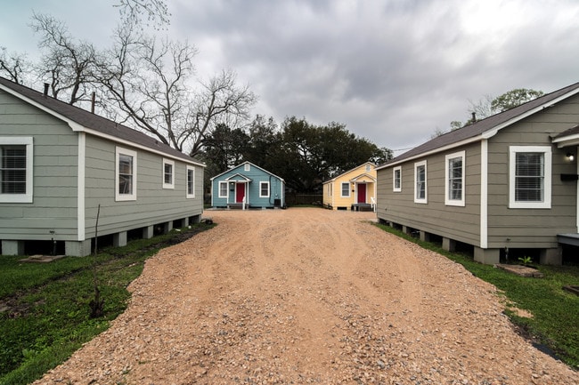 Driveway into the complex - 1318 W Blum St