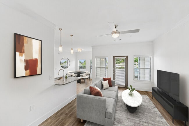 Sala de estar con suelo de superficie dura - Avalon Frisco