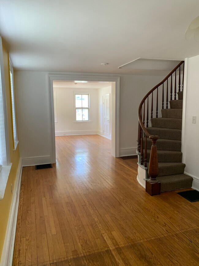 Photo - 107 Woodward St