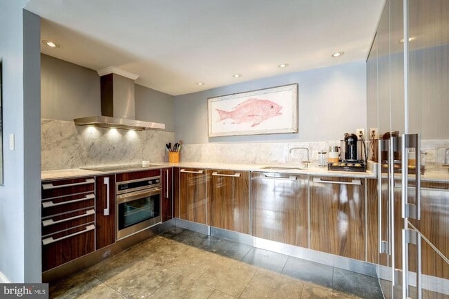 Photo - GEORGETOWN - 2 level 2/2.5 Custom Condo City Living W/ UNDERGROUND PARKING!!