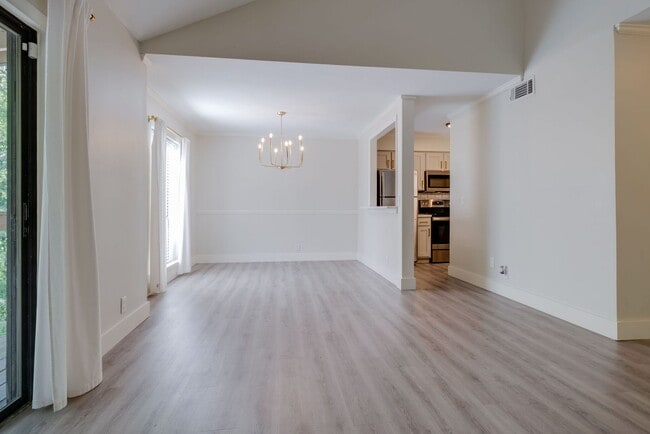 Building Photo - Renovated Condo in Green Hills Four Seasons!