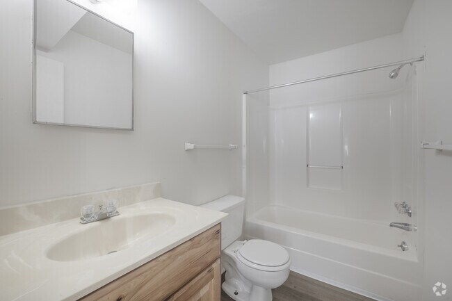 2BR, 2BA - 1,000SF - Second Bathroom