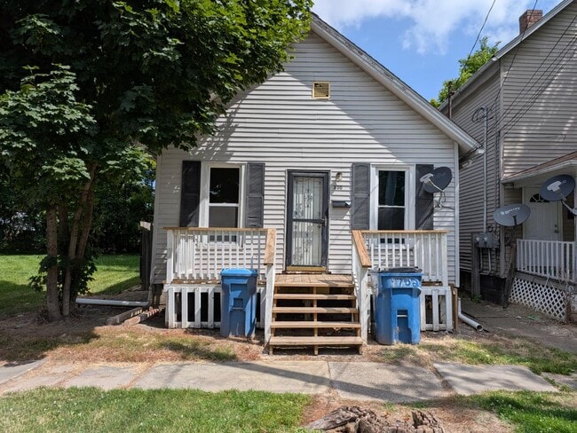 Photo - 330 W 17th St