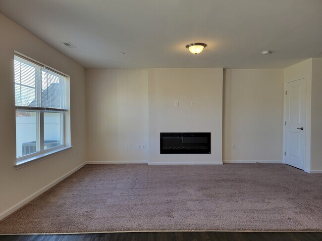 50 Rollins Ln