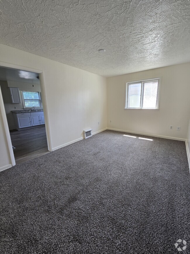 Building Photo - 72 W Summit St Rental