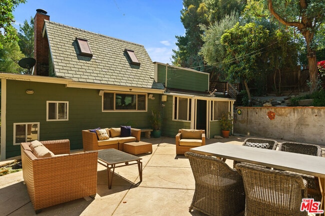 Building Photo - 2026 Topanga Skyline Dr Rental
