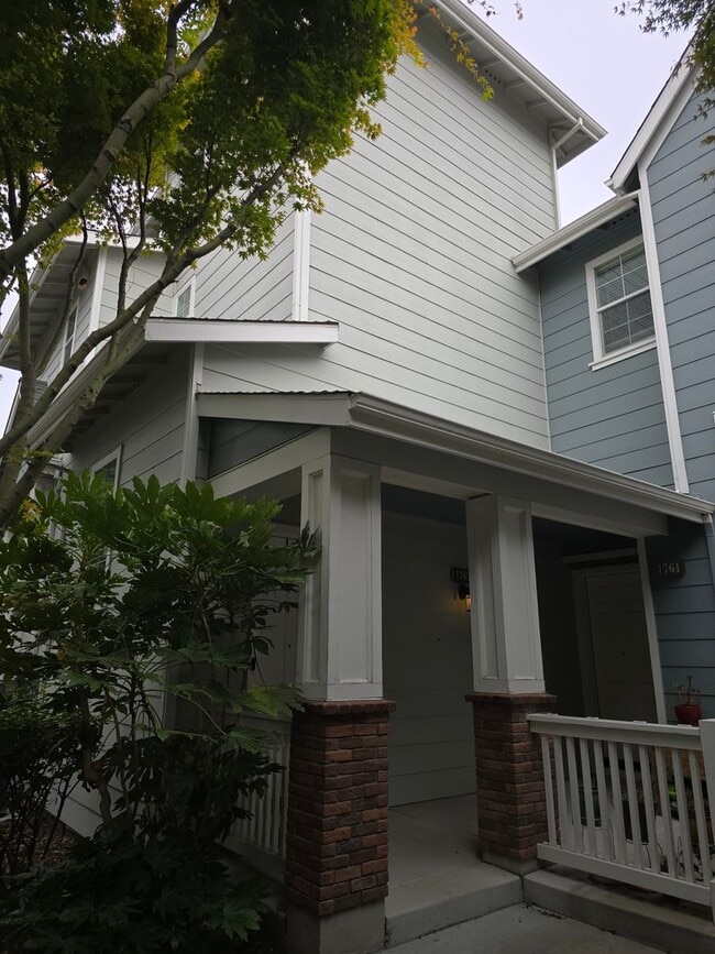 Building Photo - Beautiful Corner Unit in Marina Bay Rental
