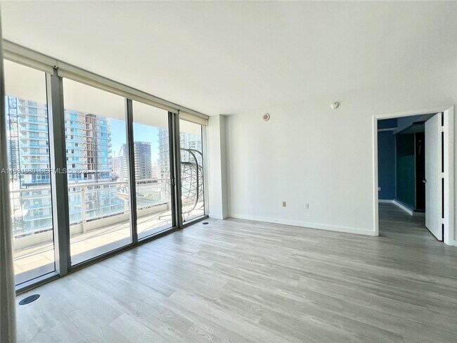 Photo - 92 SW 3rd St Unidad 1503