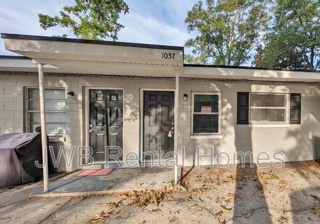 Photo - 1057 Glencarin St