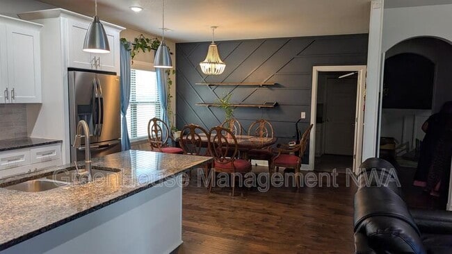 Photo - 1261 Hope St