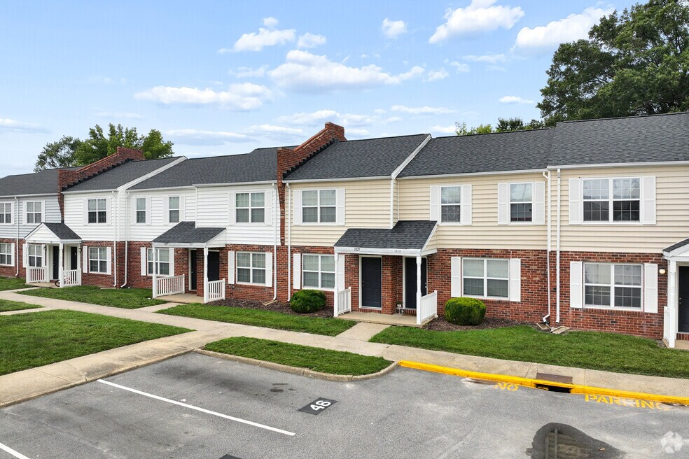 College Square Townhomes Apartments