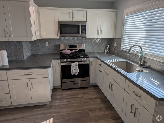Building Photo - 2842 Hyans St Rental