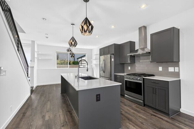 ULTRA-MODERN Air Conditioned Townhome in Beacon Hill (1st Month Free)