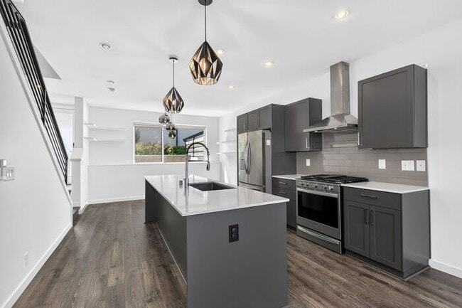 Photo - ULTRA-MODERN Air Conditioned Townhome in Beacon Hill!