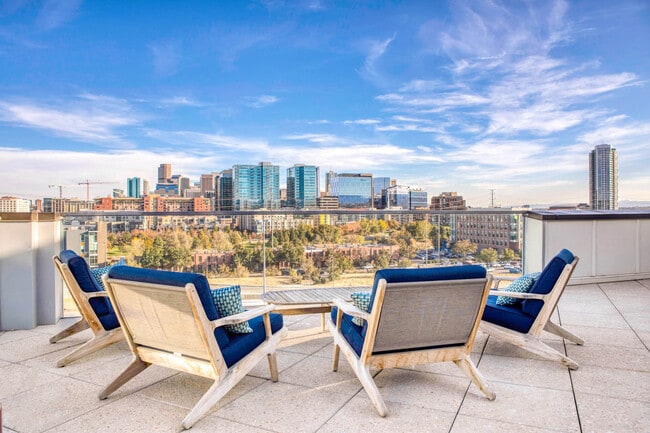 La terraza de la azotea con vistas al horizonte de Denver