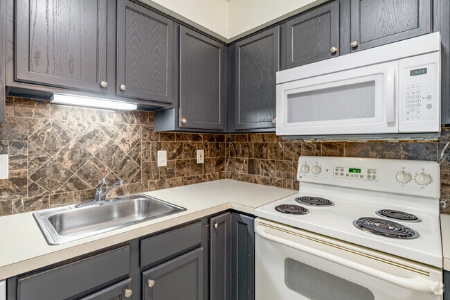 Platinum - 2BR, 1BA - 900SF - Kitchen - Bradford Square