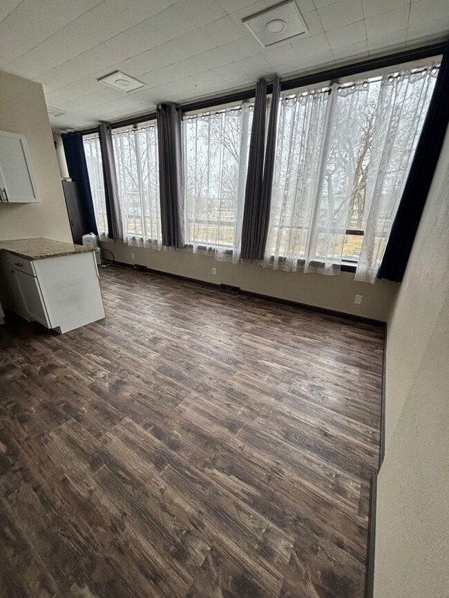 Building Photo - 720 Main St Unit Studio