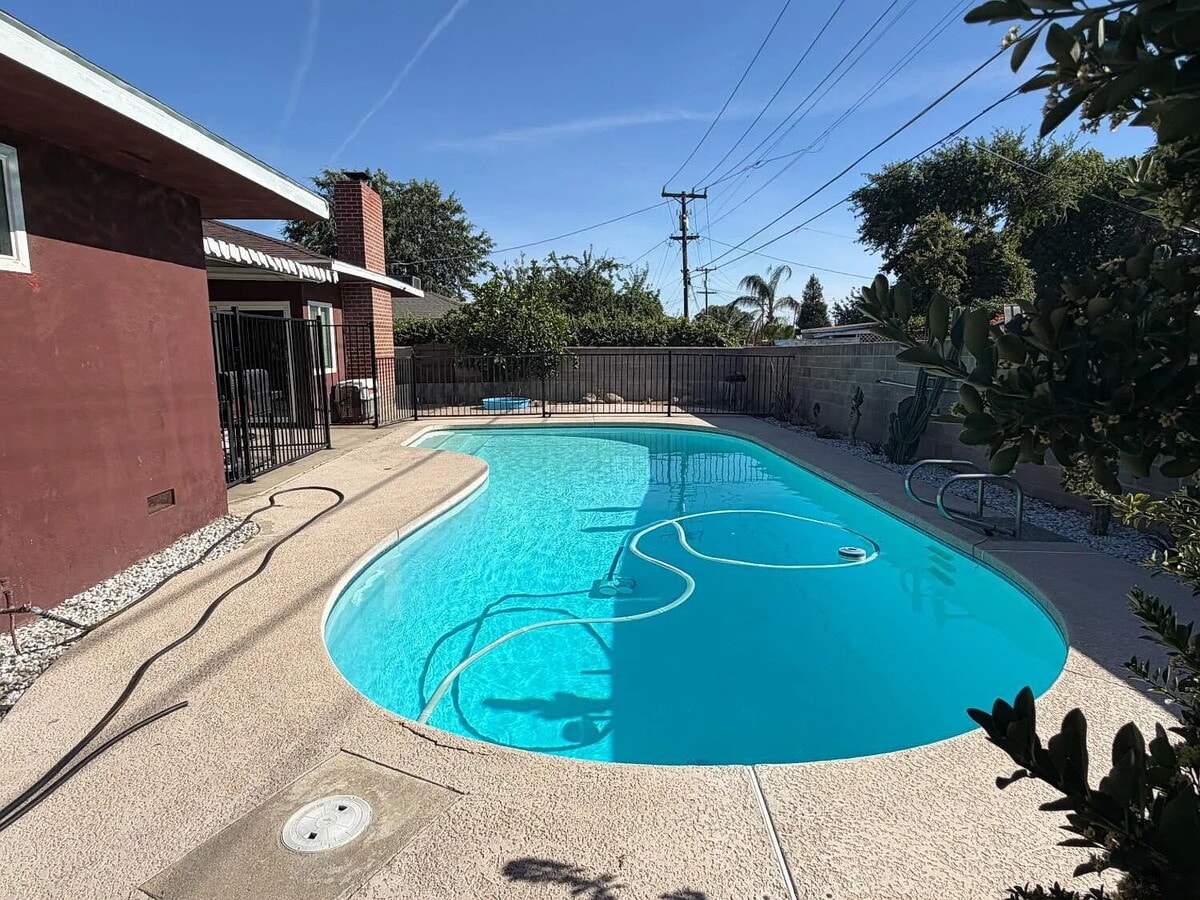 Spacious 4 Bedroom, 3 Bathroom Home with a Pool! - Spacious 4 Bedroom, 3 Bathroom Home with a Pool!