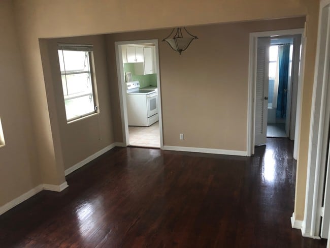 Living Room - 108 S Lakeside Dr Unit #4