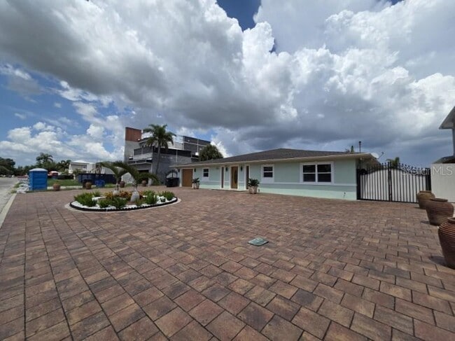 Building Photo - 3927 E Eden Roc Cir
