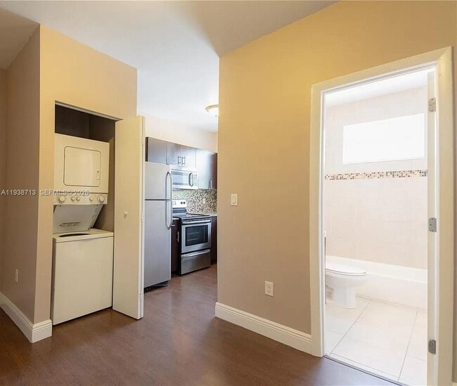 Building Photo - 5416 NE 1st Ct Unit 7