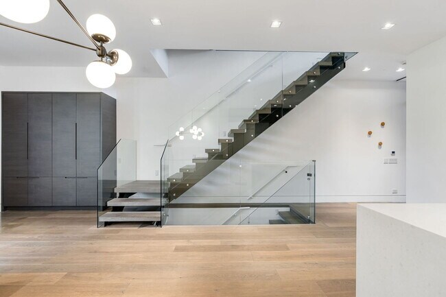 Photo - 76 Roxborough St W