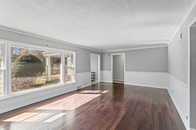 Photo - 836 W Everett Rd