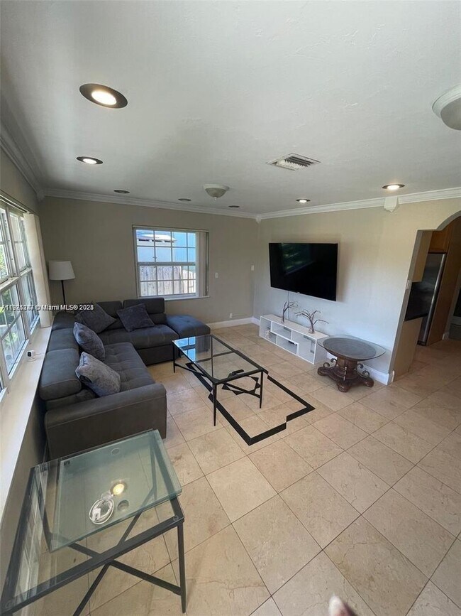 Photo - 1531 Moffett St