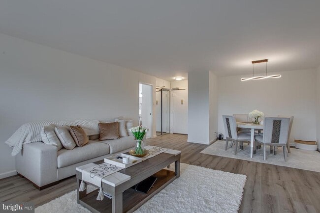 Photo - 203 Yoakum Pkwy Unidad 1217