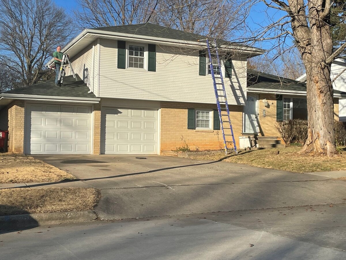 Wonderful Ranch 3 Bedroom 2 Bath 2 Car Garage - Wonderful Ranch 3 Bedroom 2 Bath 2 Car Garage