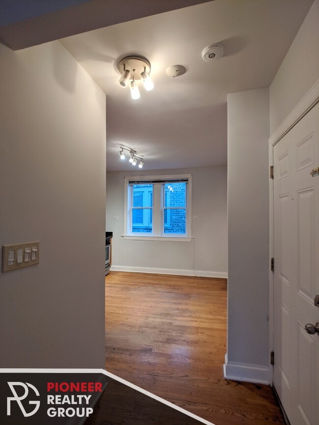 Photo - 5029 N Harding Ave Unit #5027-3E