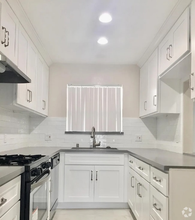 Building Photo - 514 E Valencia Ave Unit J Rental