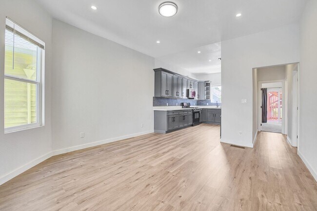 Photo - West Oakland Stylish 2/1 Flat - Completely...