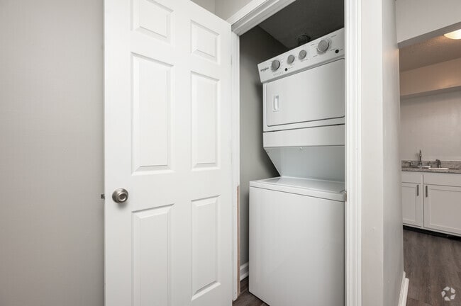 2BR, 1BA - 850SF - Laundry