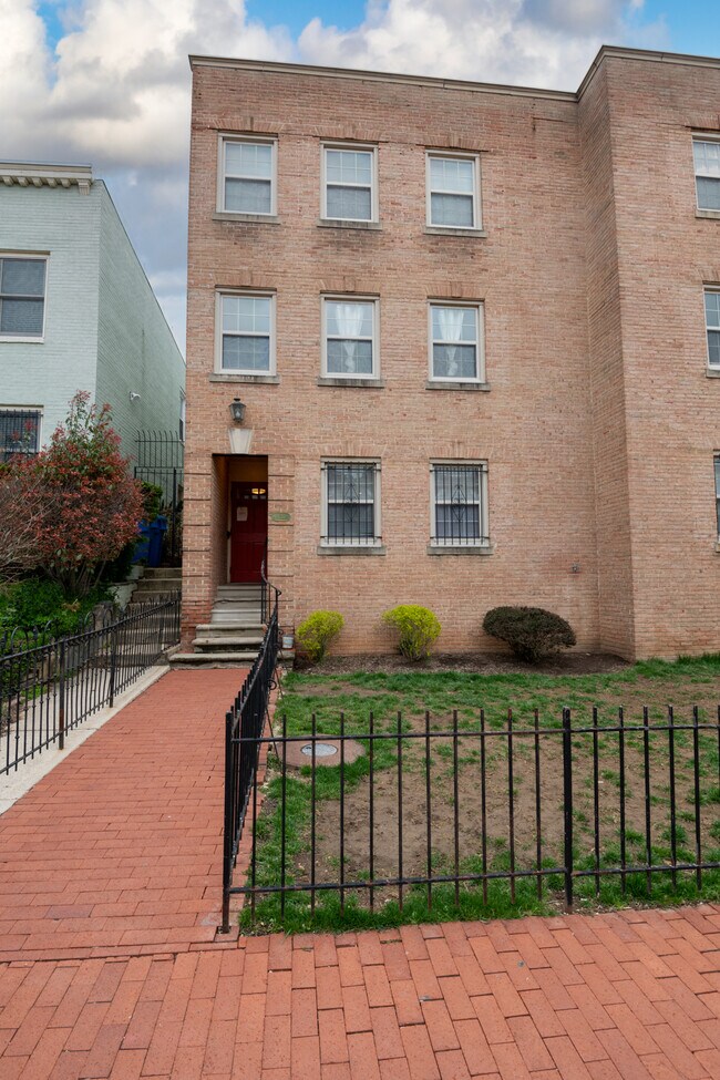 Building Photo - 730 7th St SE Unit #12