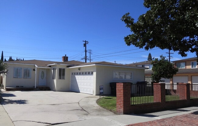 Building Photo - Torrance Private Home