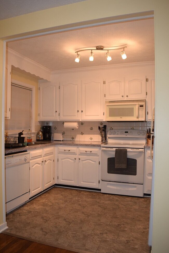 Kitchen - 1108 Ardmore Dr