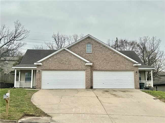 Building Photo - 2203 E Cinnamon Way