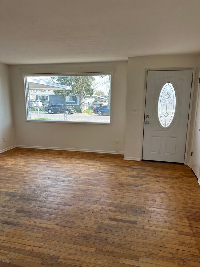 Photo - 3 Bedroom 1.5 Bathroom Home WSG Included!