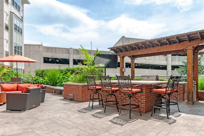 Dine al fresco on the pool’s sundeck