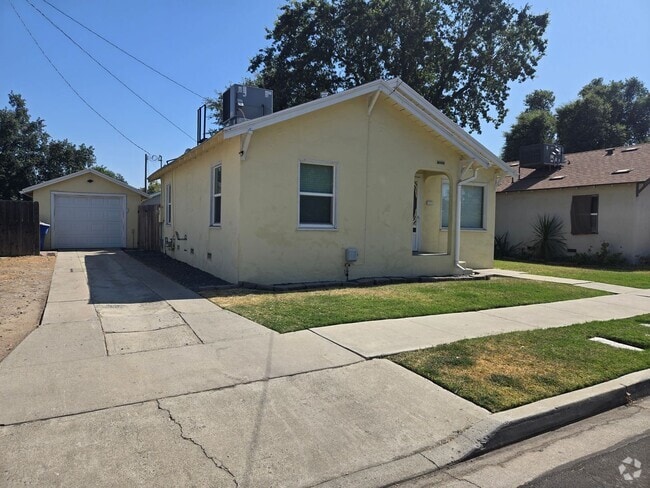 Building Photo - 2 Br 1 Ba available Now Rental
