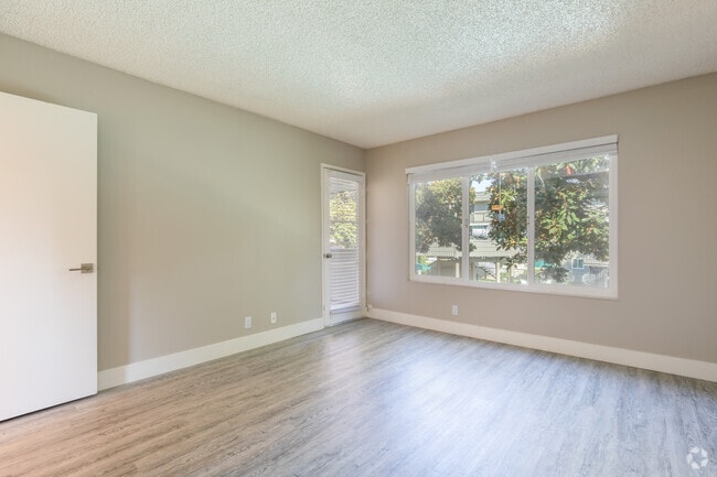 2BR, 1BA - 850SF