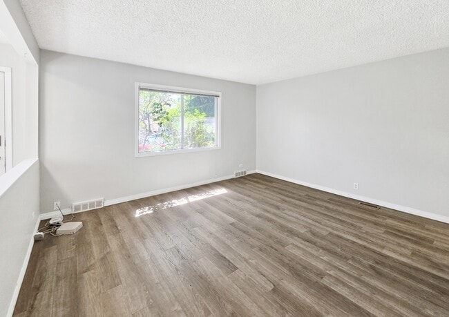 Photo - 424-432 32 Ave NW