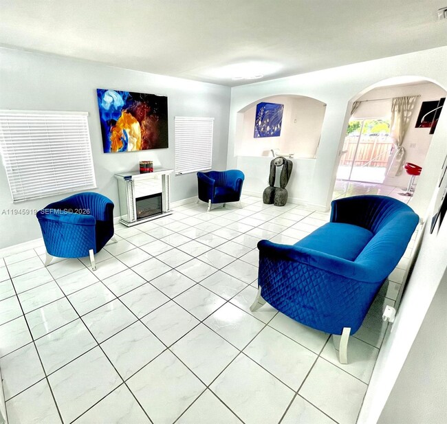 Photo - 690 E 6th Pl