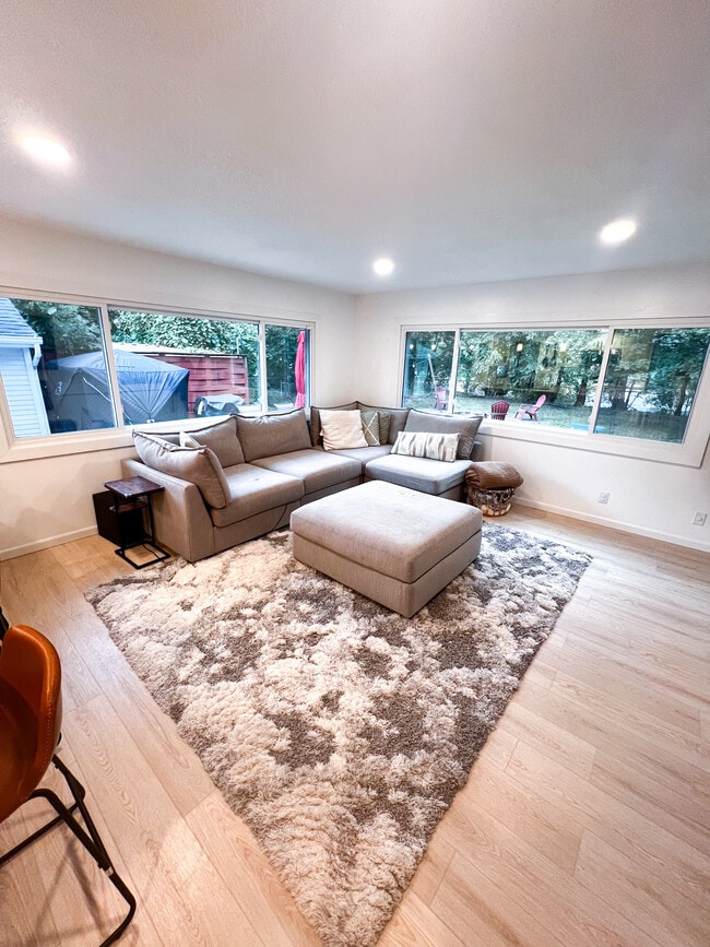 Vista panorámica del patio trasero a través de ventanas de triple acristalamiento completamente nuevas - 8434 Colfax Ave S