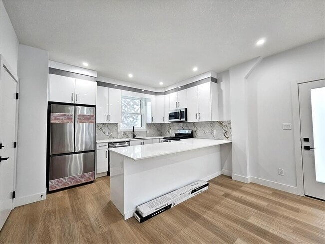 Photo - 10698-10661 61 St NW