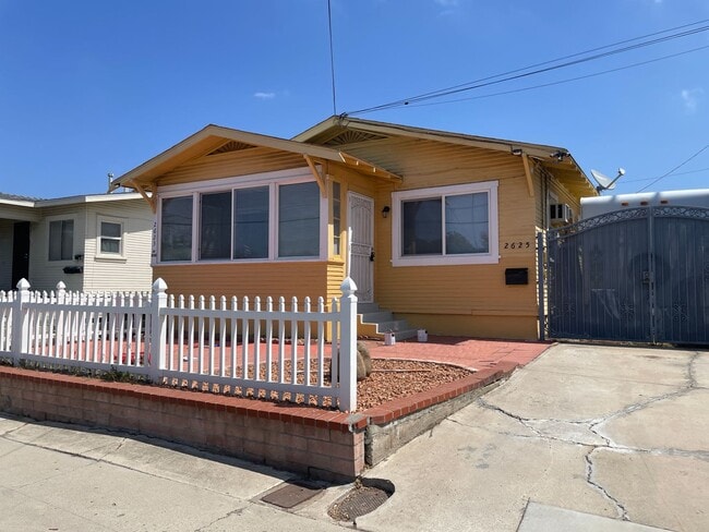 Building Photo - Gorgeous 2-bedroom house for rent! Best De...