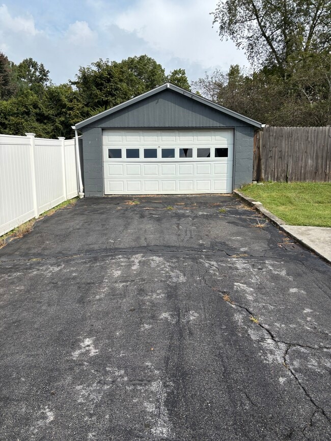 Garaje independiente - 2459 Bradley St