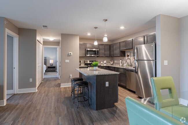 2BR, 2BA - 1025SF