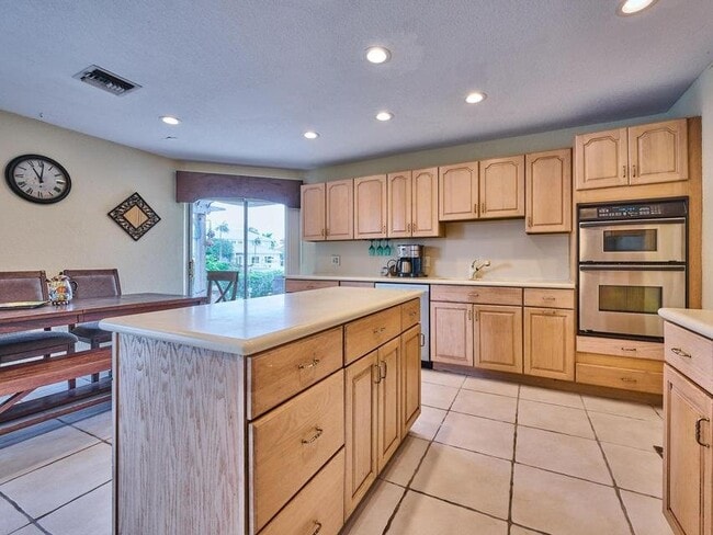 2810 NE 48th Ct